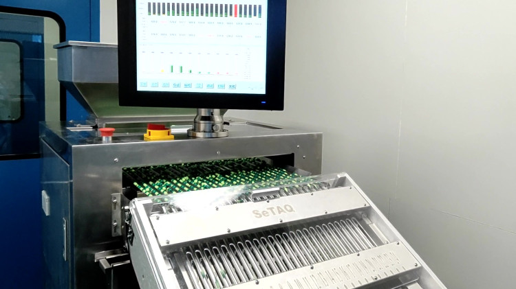 膠囊檢重秤30萬粒/小時稱重現場