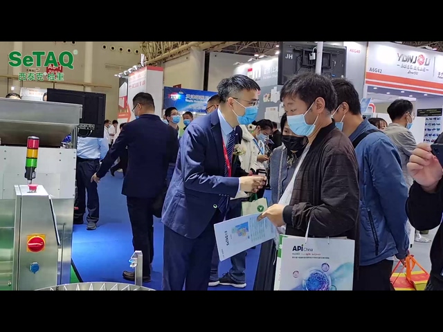 第87屆API China開幕式當天客戶蒞臨山東西泰克展位參觀SeTAQ參展設備